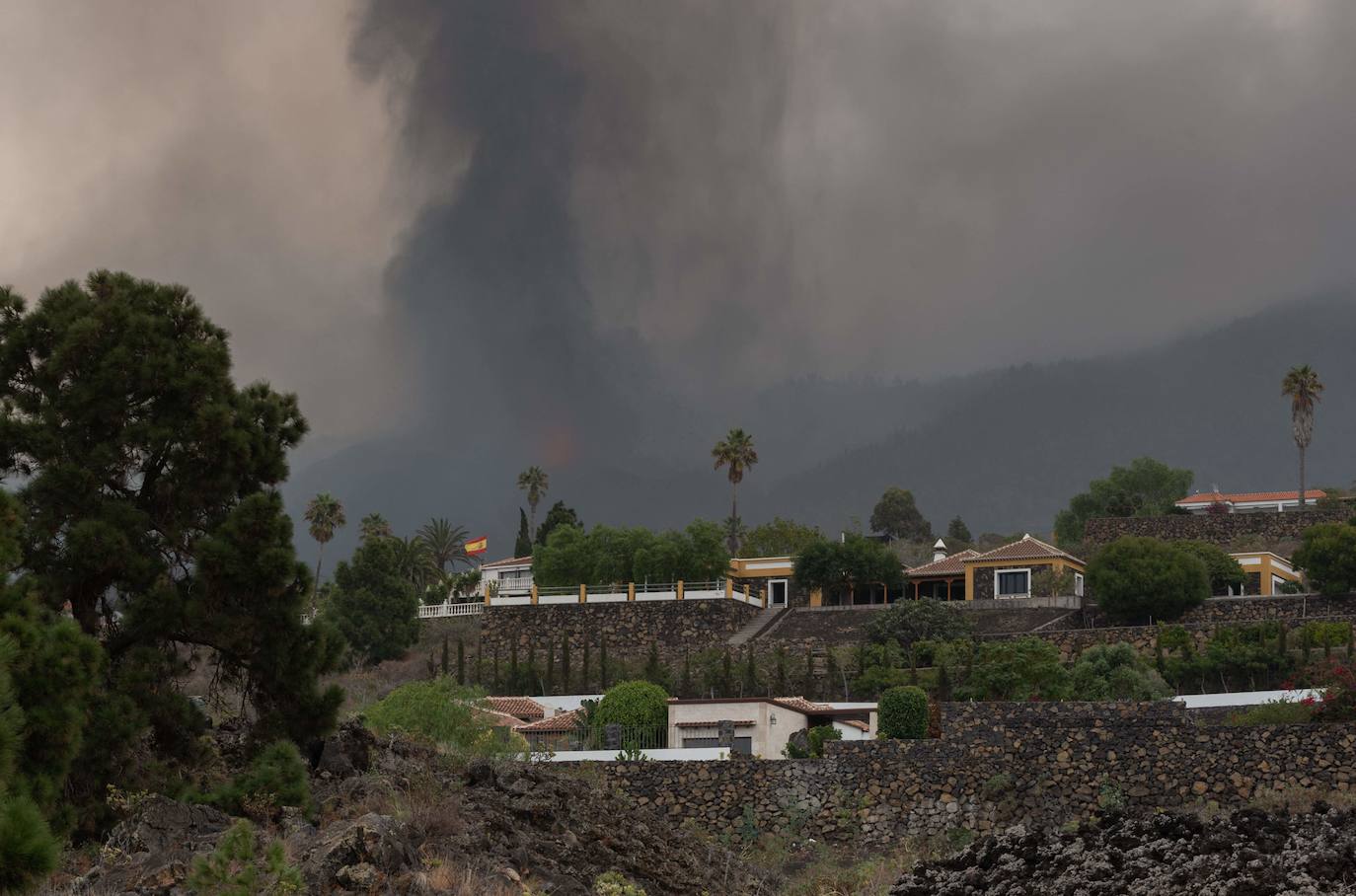 Los vecinos abandonaron su vivienda sin saber si el magma afectaría o no a la estructura. Cerca de 400 casas ha sido destruidas por la colada, pero alguna ha podido resistir a la erupción.