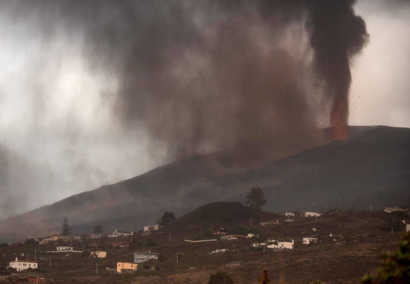 Los vecinos abandonaron su vivienda sin saber si el magma afectaría o no a la estructura. Cerca de 400 casas ha sido destruidas por la colada, pero alguna ha podido resistir a la erupción.