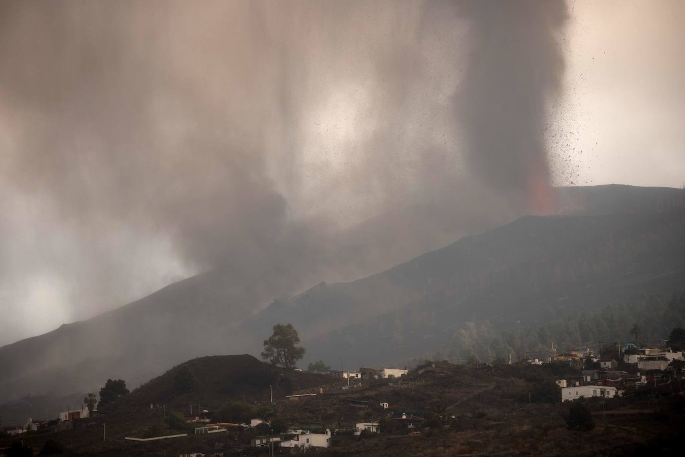 Los vecinos abandonaron su vivienda sin saber si el magma afectaría o no a la estructura. Cerca de 400 casas ha sido destruidas por la colada, pero alguna ha podido resistir a la erupción.