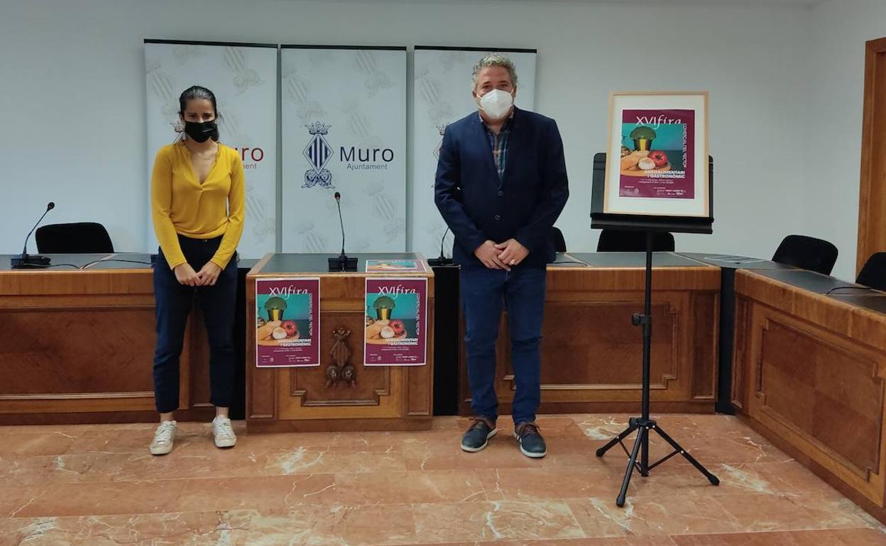 La edil, Aida Martínez (dcha), junto con el alcalde, Gabriel Tomás, en la presentación. 