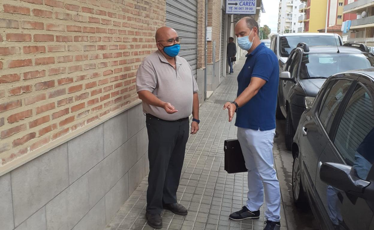 El alcalde visita uno de los puntos a renovar. 