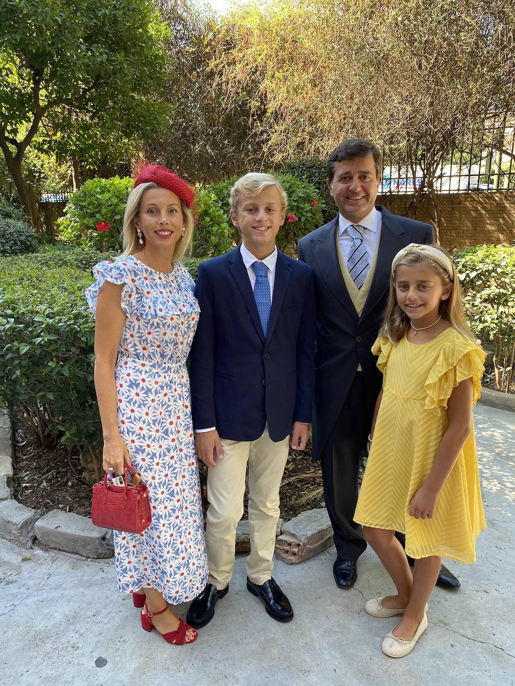 Sally Corell y Ramón Biforcos, con sus hijos en la boda de Jaime Arteaga y María Rodera. 