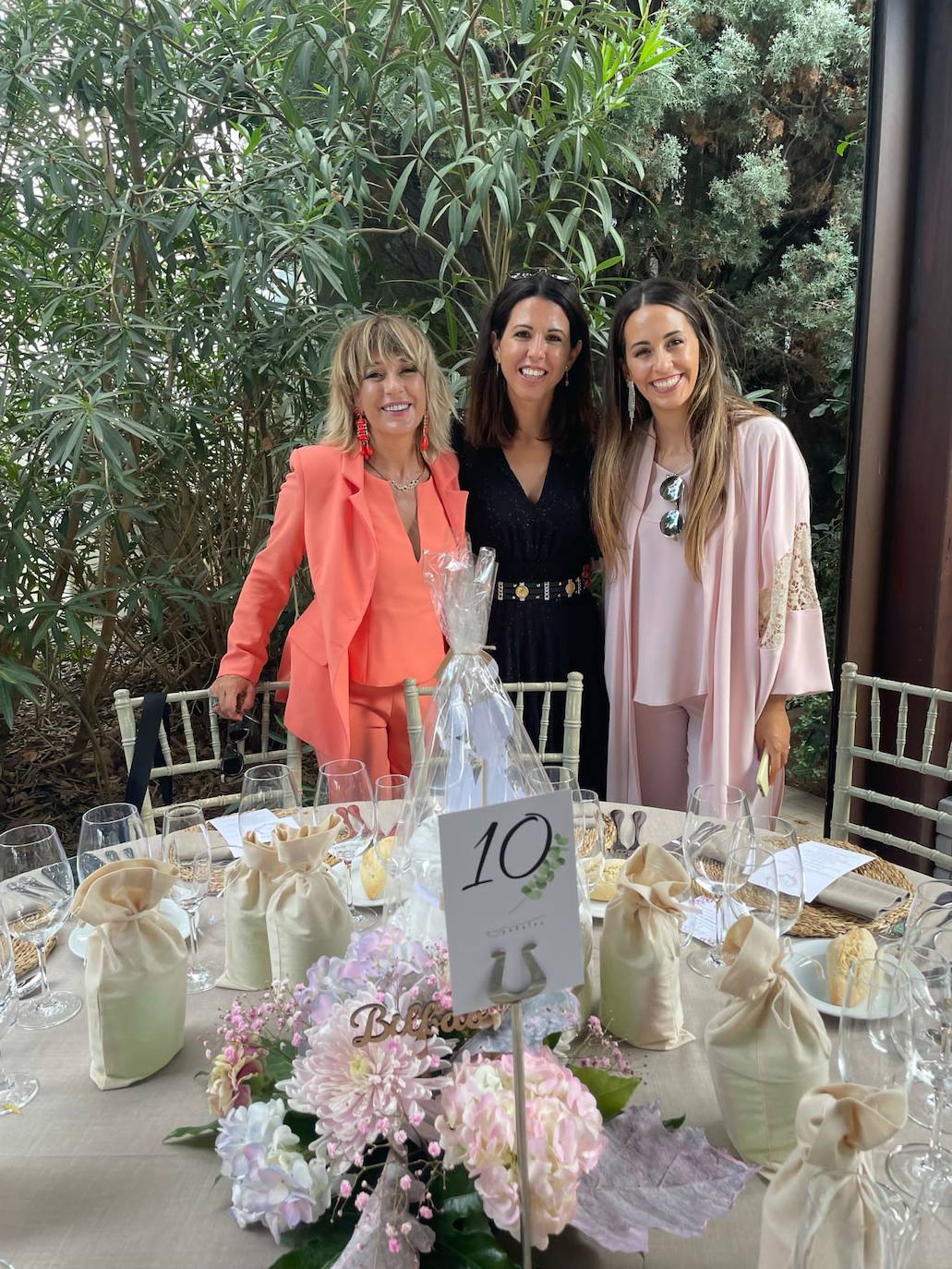 Hortensia Maeso con sus hijas Noor y Yasmin en la boda de su sobrina Raquel Climent con Víctor M. Pesudo. 