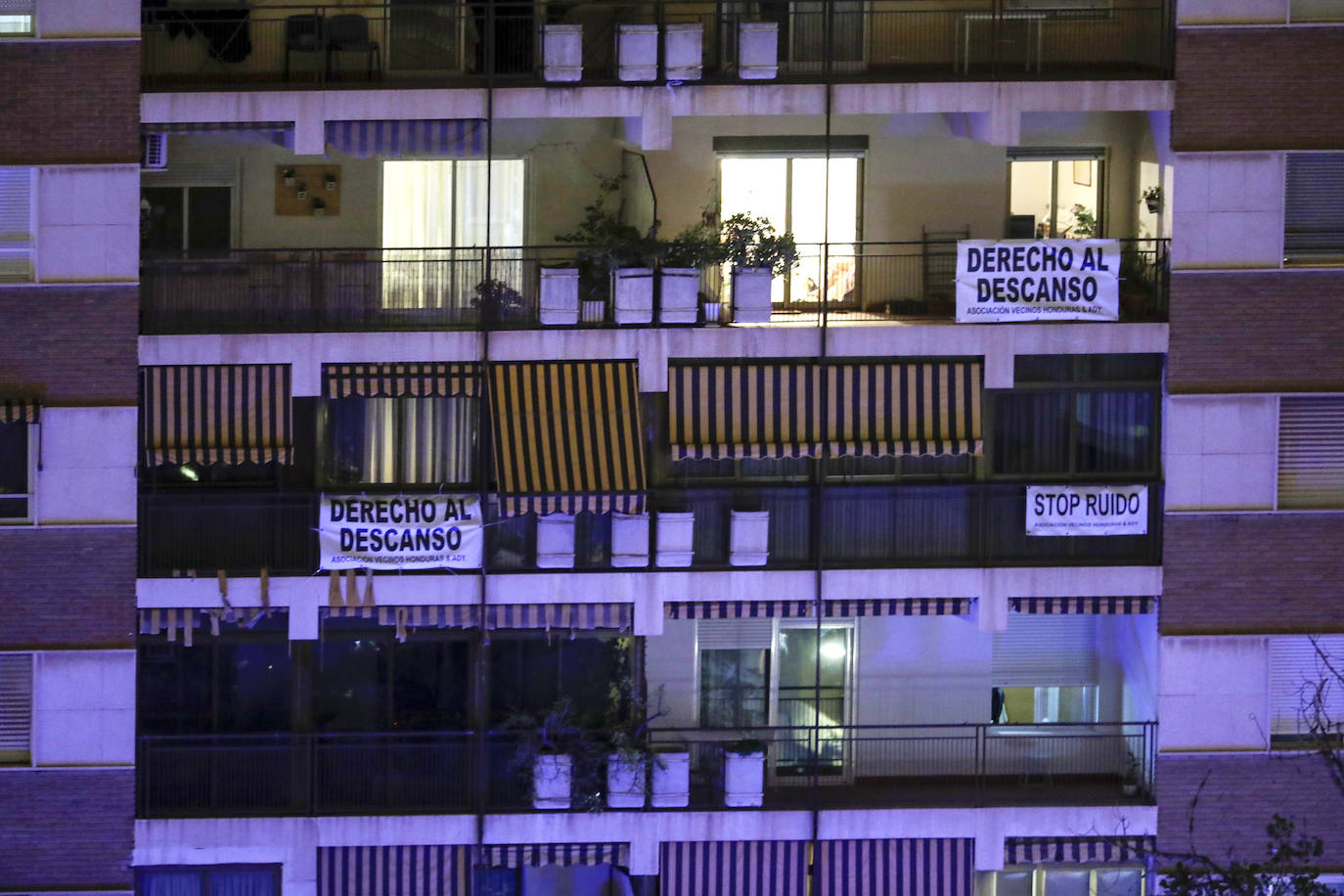 Botellón en Blasco Ibáñez y la Plaza de Honduras de Valencia. 