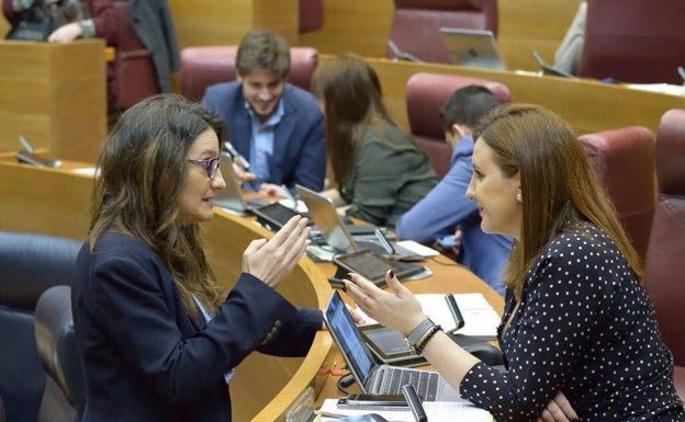 La portavoz del PPCV, María José Catalá, se estrena en el debate. En la imagen, junto a la vicepresidenta Oltra