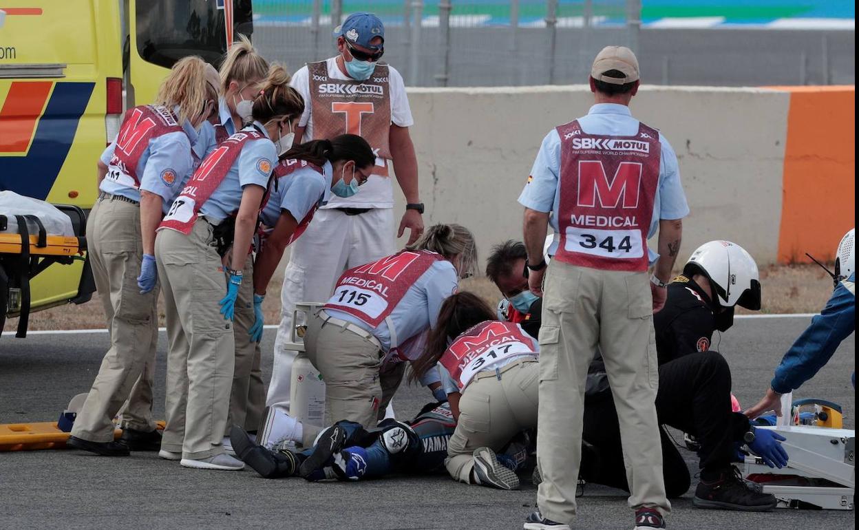 El equipo médico atiende al piloto de SuperSport300 Dean Berta Viñales (Viñales Racing Team). 