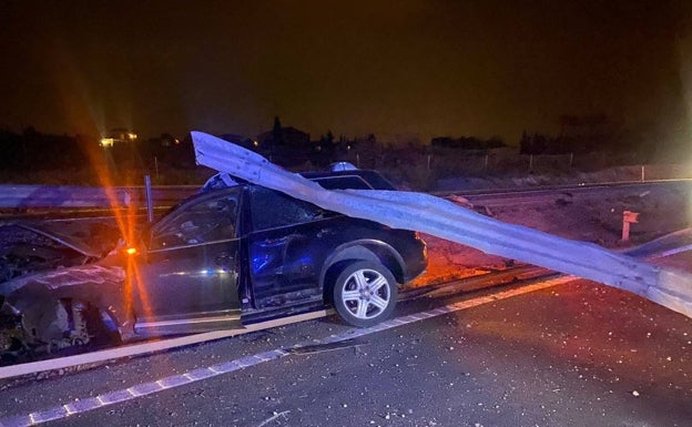 El turismo que ha cruzado la mediana de la autovía. 