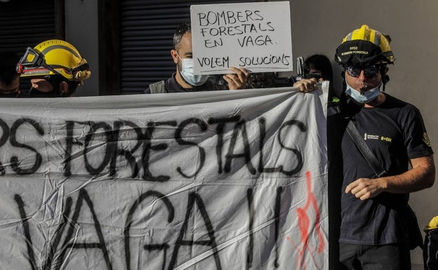 Los bomberos forestales, a las puertas de Les Corts 