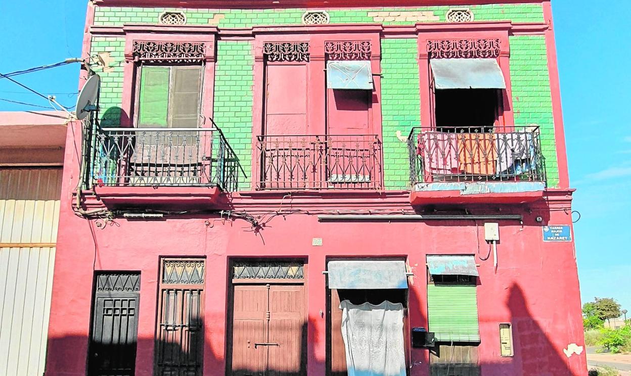 Uno de los edificios que se desprotegerán en la zona de Cocoteros de Nazaret, junto al puente de Astilleros. lp