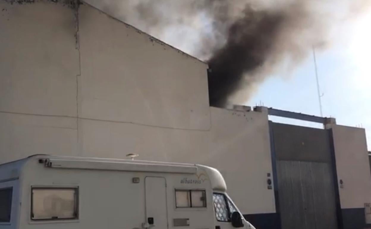 Imagen del incendio declarado ayer por la tarde en el Polígono Industrial de Babel. 