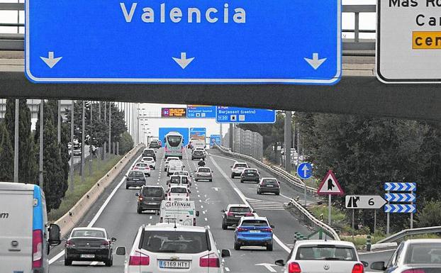 Imagen principal - Atascos en Valencia | Un atasco diario de 700.000 vehículos para entrar a Valencia