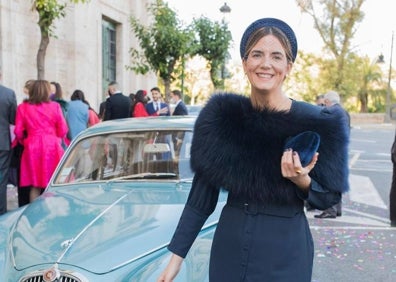 Imagen secundaria 1 - Arriba, Gemma Serra lleva un top y unos pantalones campana y Claudia Serra un vestido azul eléctrico, de My Bloomie. Beatriz Aguilar con un vestido de Tousette en azul tinta y echarpe de piel. Cartera y tocado en el mismo tono. A la derecha, Malu Gil, vestida de Asos y peinada por Alex Jordán con un bolso caja de Zara en la boda de Macarena Remohí. 