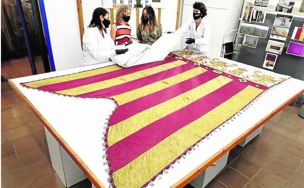 La enseña de los valencianos en el taller de restauración. 