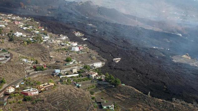 La lava sigue fluyendo después de la erupción del volcán.