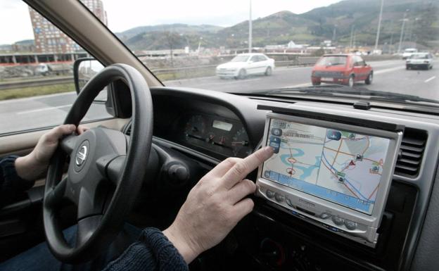 La DGT explica cómo evitar una multa si vas a usar el GPS en el coche