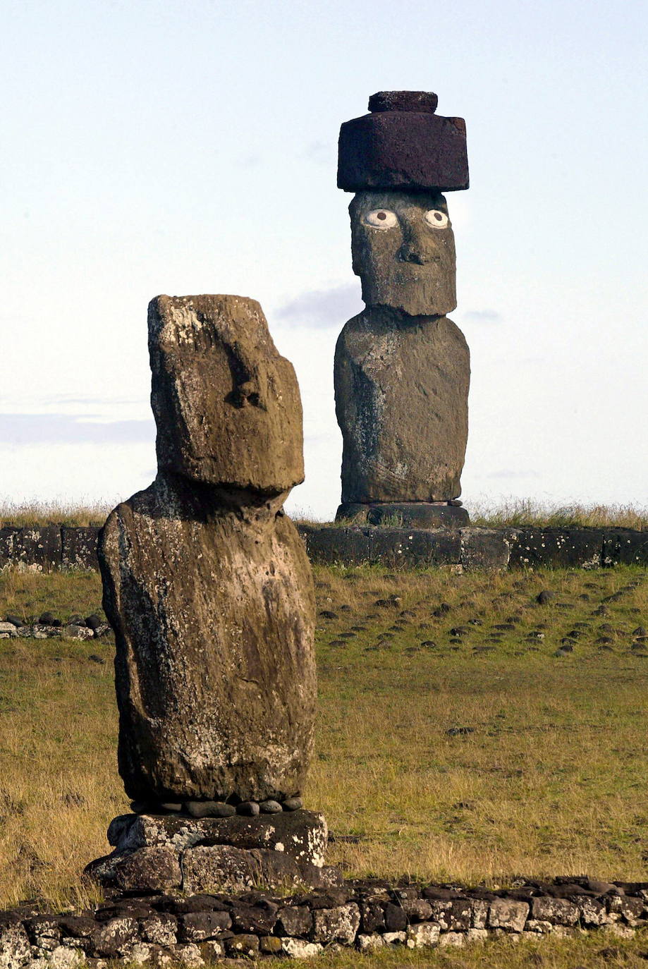 Pero nadie sabe aún a día de hoy cómo los rapanui llegaron a levantar estas figuras, que llegan a pesar hasta 80 toneladas cada una. 