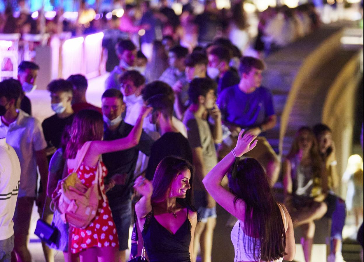 Jóvenes en la zona lúdica de la Marina en el puerto de Valencia. iván arlandis