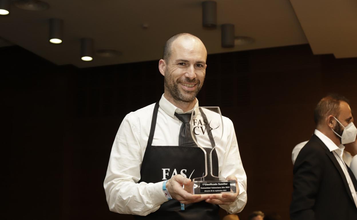 Javier Cantos recoge el premio al mejor sumiller valenciano. 