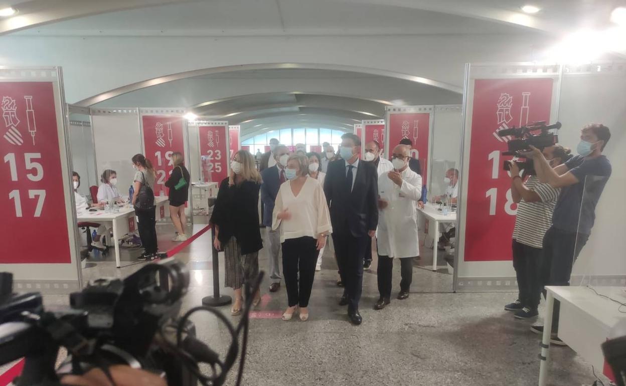 El presidente Ximo Puig y la consellera de Sanidad, Ana Barceló, en su visita de este martes a la Ciudad de las Artes y las Ciencias de Valencia.