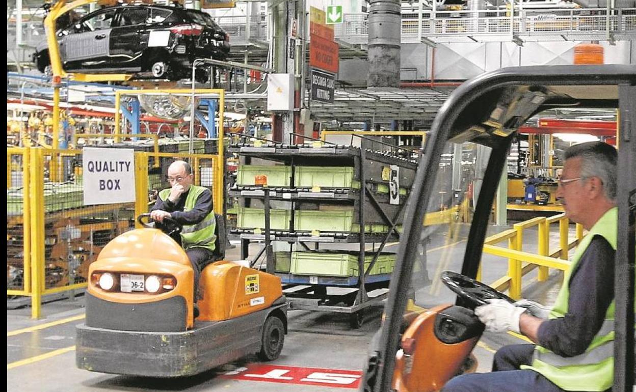 Dos trabajadores en la planta de Ford en Almussafes. 