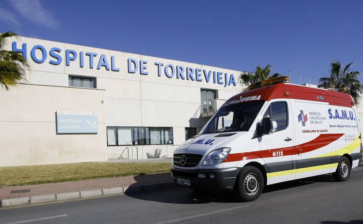 Una ambulancia junto al Hospital de Torrevieja. 