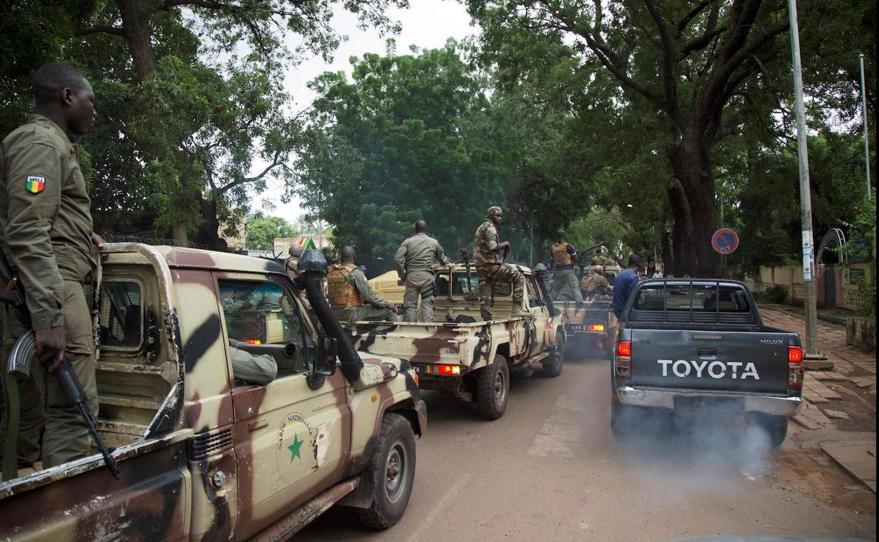 Vehículos y tropas del Ejército de Malí.