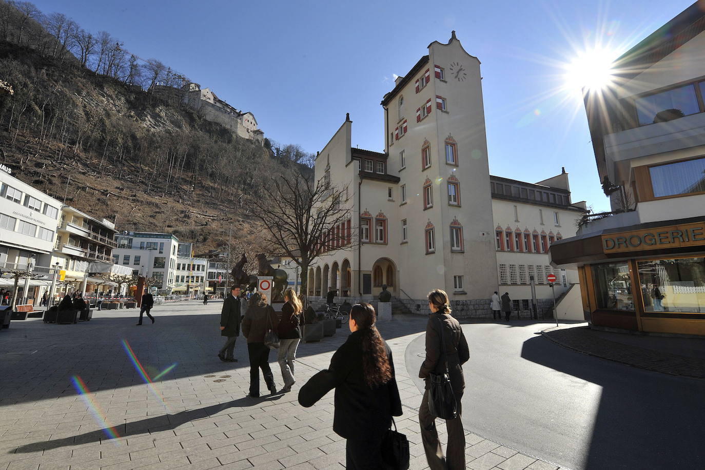 Es uno de los países más pequeños del mundo, un auténtico escenario de cuento de hadas en medio de los Alpes. Visitar este destino te teletransportará a otra época, rodeado de castillos, montañas y un encanto muy particular. 