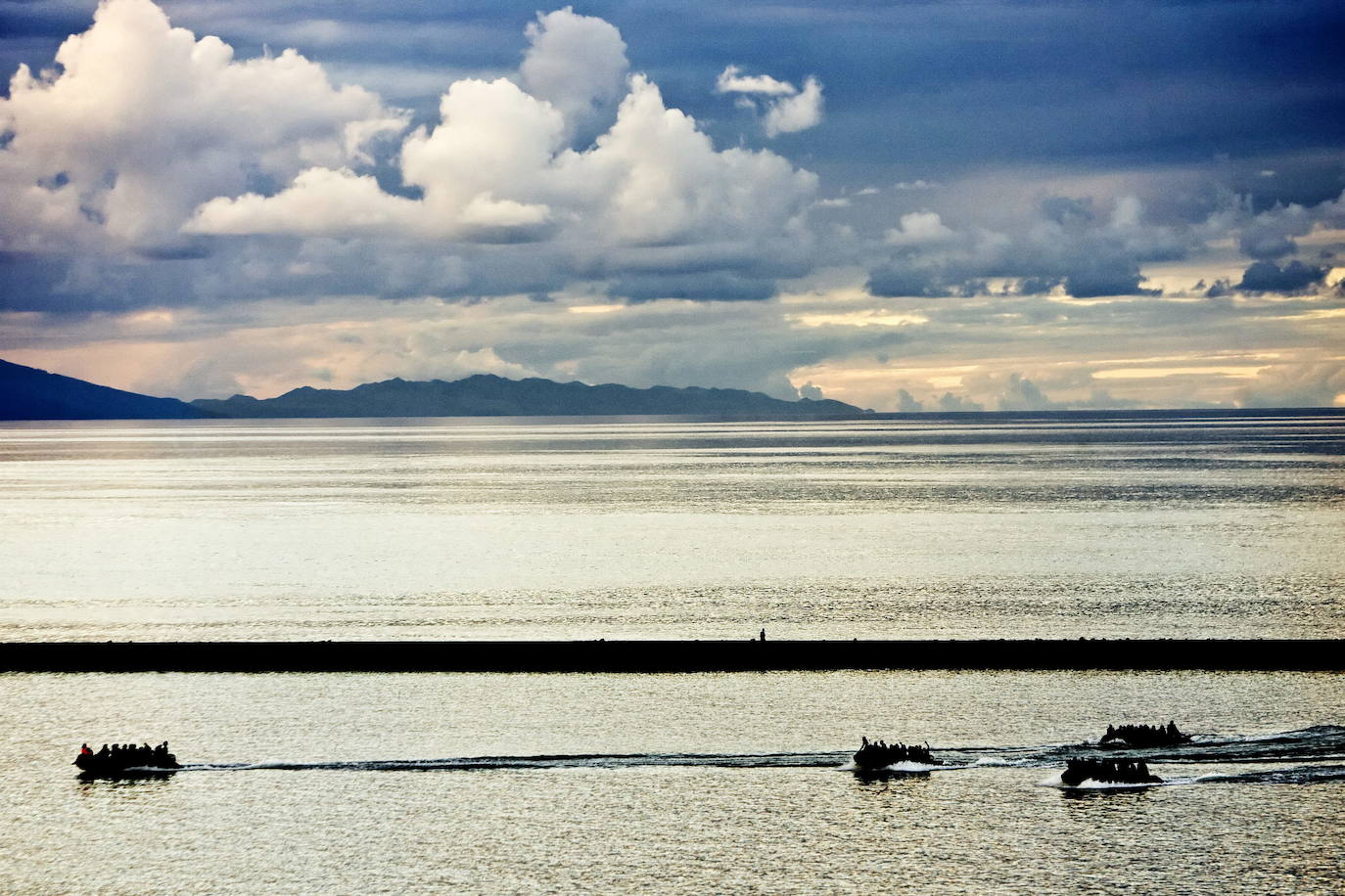 Son conocidas como las islas Luna, por la peculiar forma en la que la lava quedó sobre la arena de sus playas cuando llegaron los geógrafos árabes de la edad media. El archipiélago está compuesto por Gran Comoros, Mohéli, Anjouan y Mayotte.