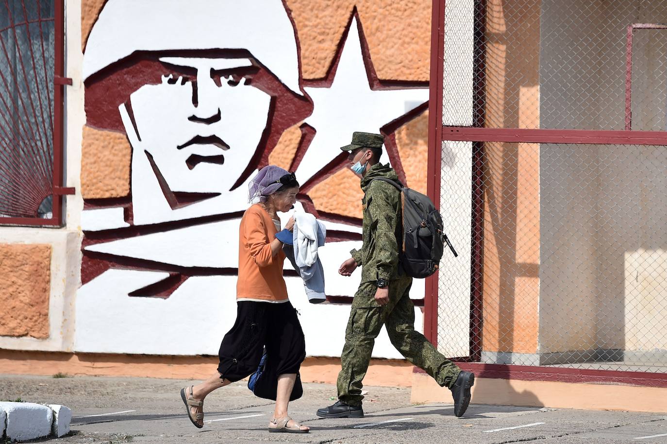 Sus fronteras no aparecen en ningún mapa y sus sellos no sirven para llevar las cartas a ningún lugar más allá de esta franja de tierra, anclada en los albores de la década de los noventa. Transnistria se autoproclamó república independiente y por ello no está reconocido por la llamada 'comunidad internacional'. 