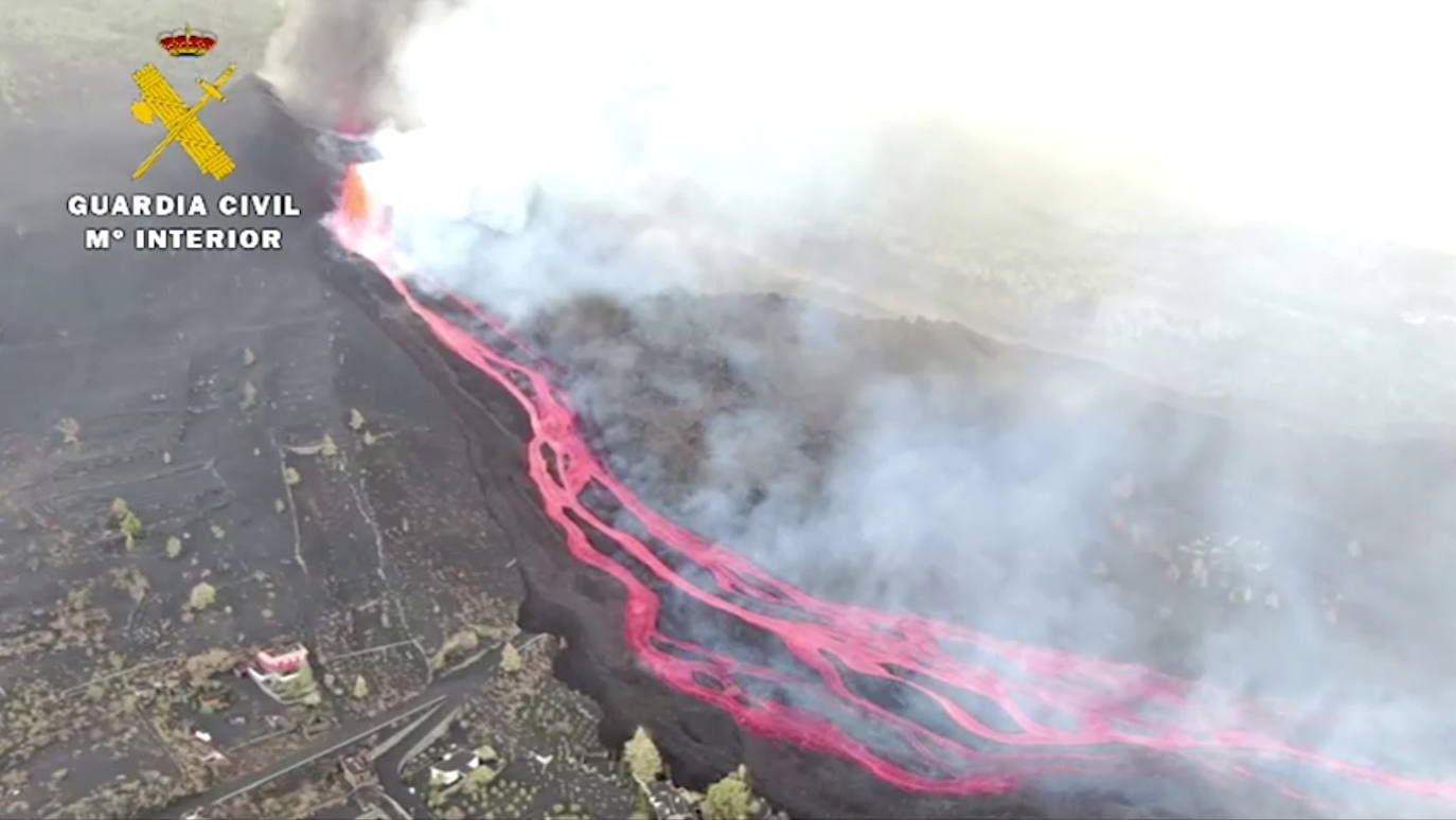 Tras 10 días de erupción el magma llega al océano Atlántico provocando una gran humareda.