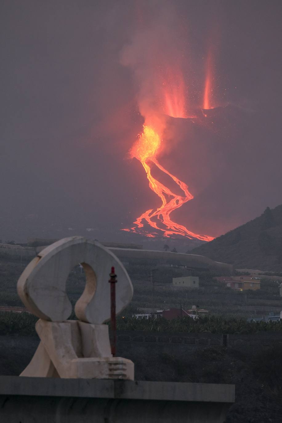 Tras 10 días de erupción el magma llega al océano Atlántico provocando una gran humareda.