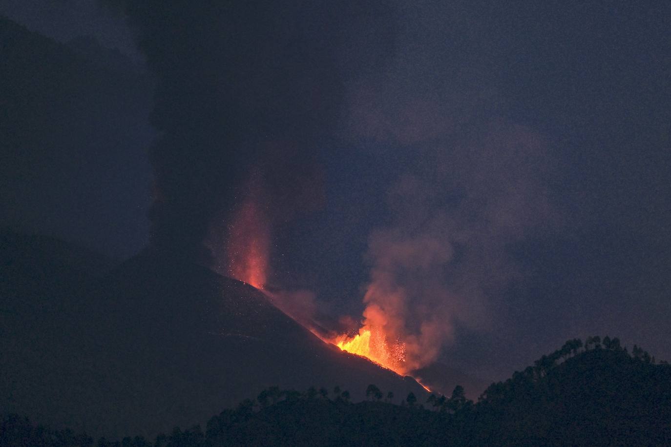 Tras 10 días de erupción el magma llega al océano Atlántico provocando una gran humareda.