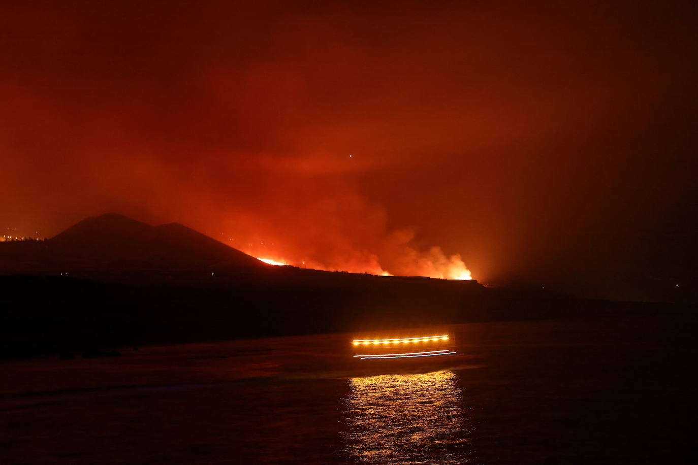 Tras 10 días de erupción el magma llega al océano Atlántico provocando una gran humareda.