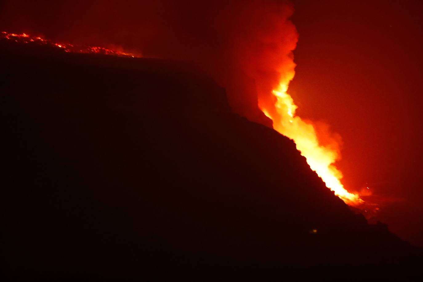 Tras 10 días de erupción el magma llega al océano Atlántico provocando una gran humareda.