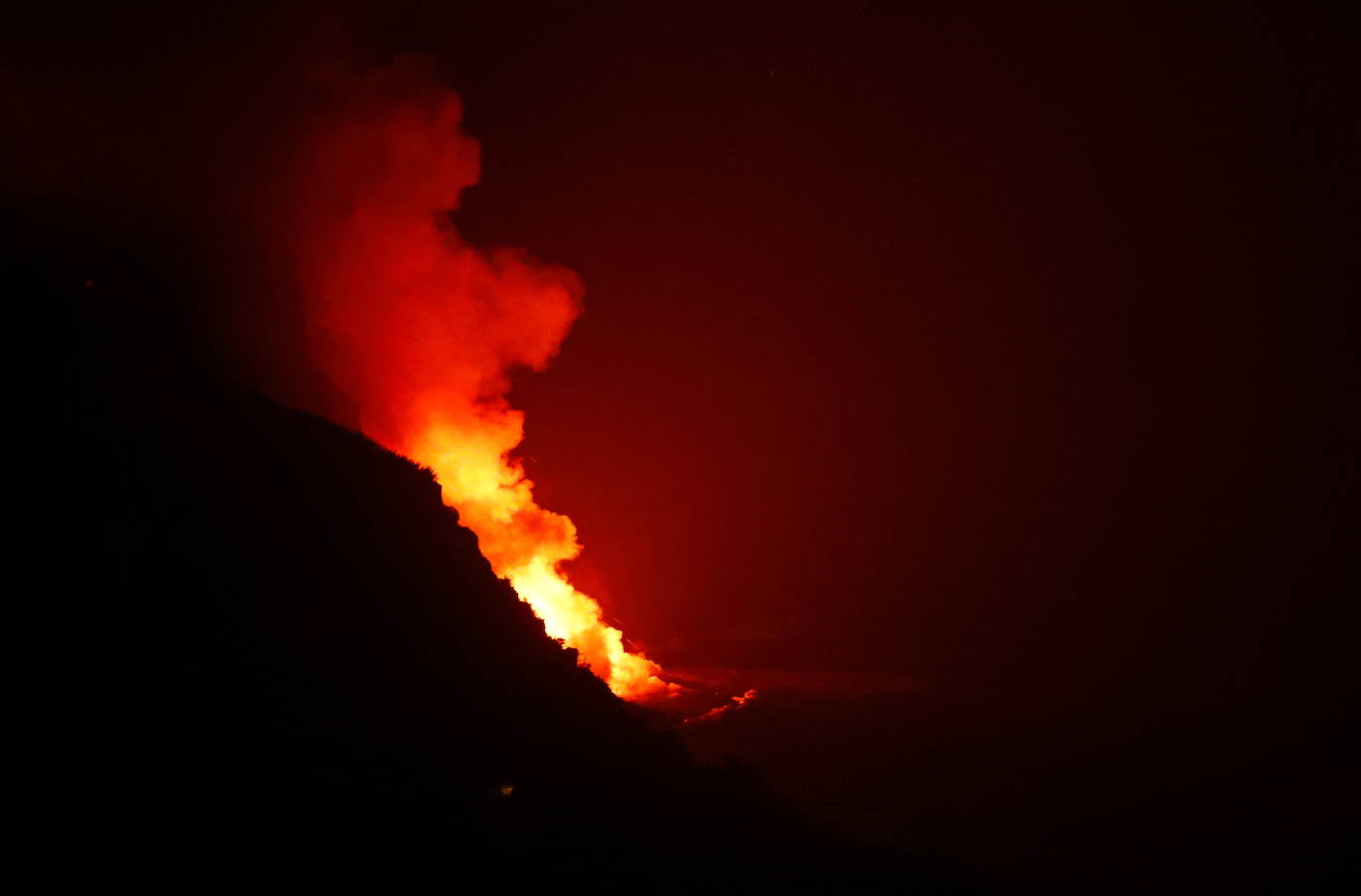 Tras 10 días de erupción el magma llega al océano Atlántico provocando una gran humareda.