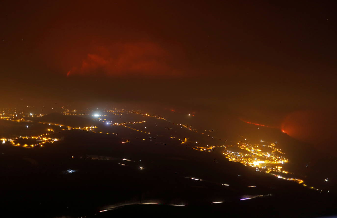 Tras 10 días de erupción el magma llega al océano Atlántico provocando una gran humareda.