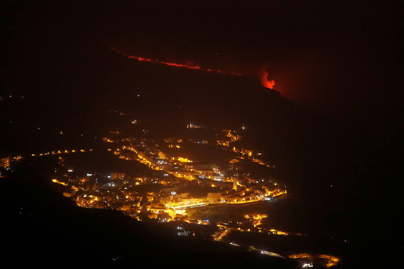 Tras 10 días de erupción el magma llega al océano Atlántico provocando una gran humareda.