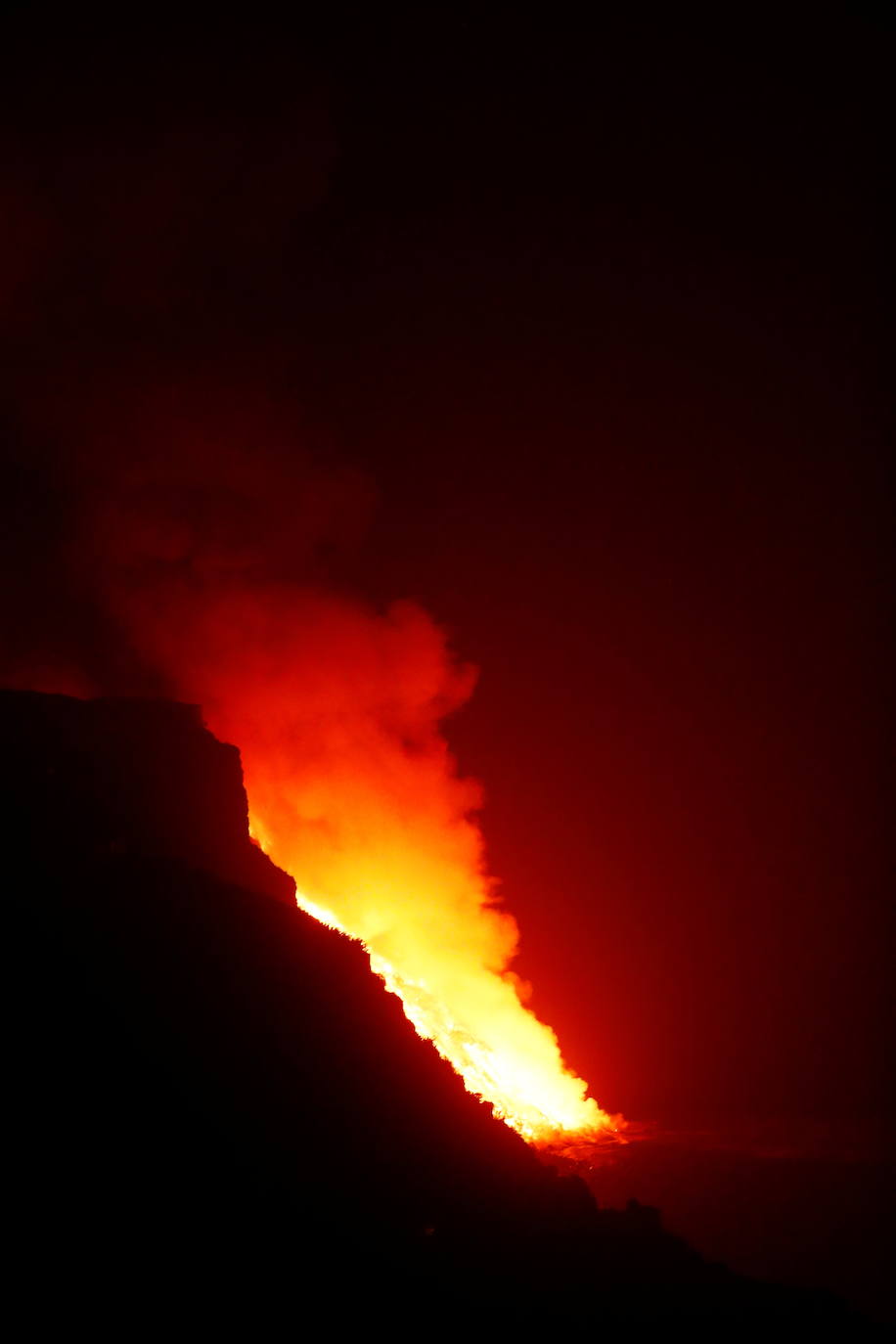 Tras 10 días de erupción el magma llega al océano Atlántico provocando una gran humareda.