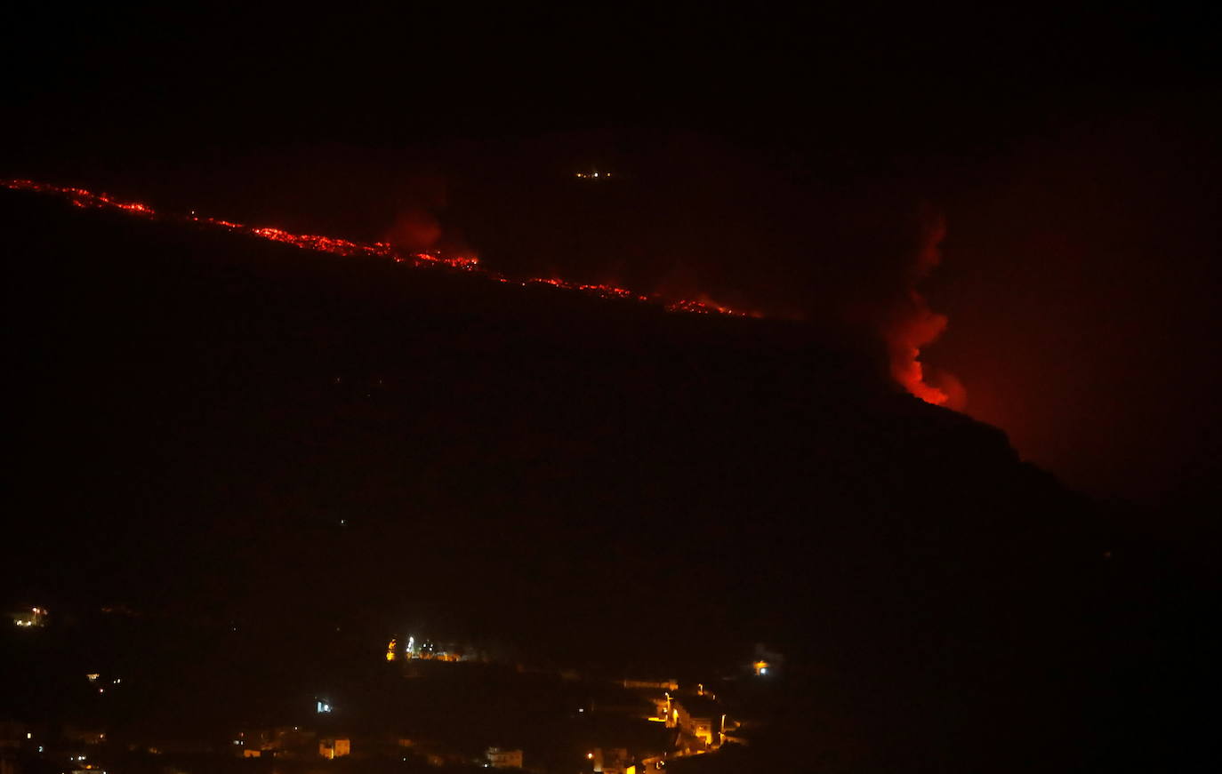 Tras 10 días de erupción el magma llega al océano Atlántico provocando una gran humareda.