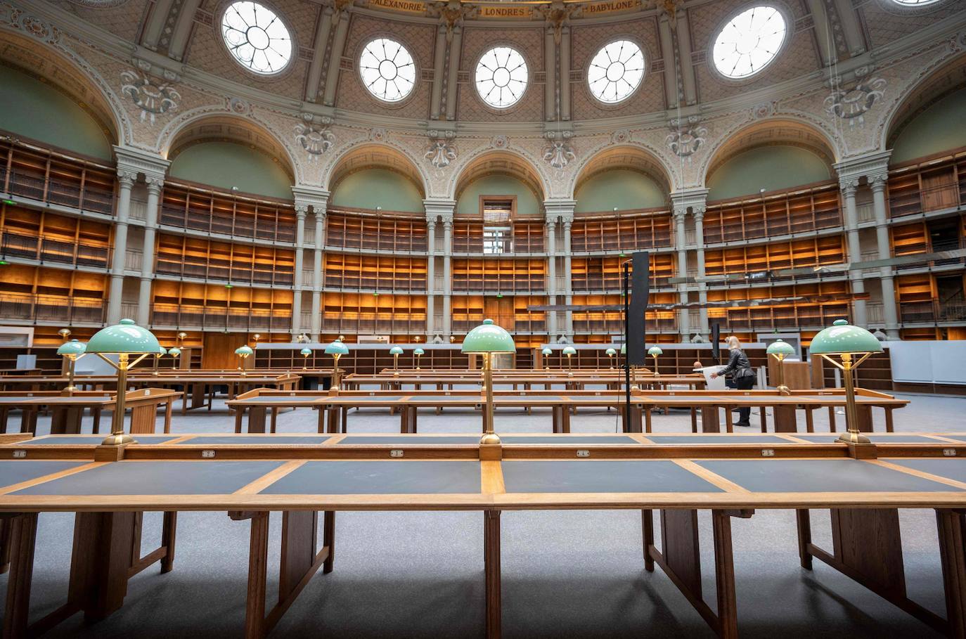 La espectacular Biblioteca Nacional de Francia es una de las más antiguas del mundo. Es heredera de las colecciones reales desde finales de la Edad Media y constituye una de las fundaciones culturales con más historia del país. Su sede desde 1996 es François Mitterrand, en el XIII distrito de París, localizado en la orilla sur del río Sena y con una arquitectura impresionante en la que alberga miles de libros. 