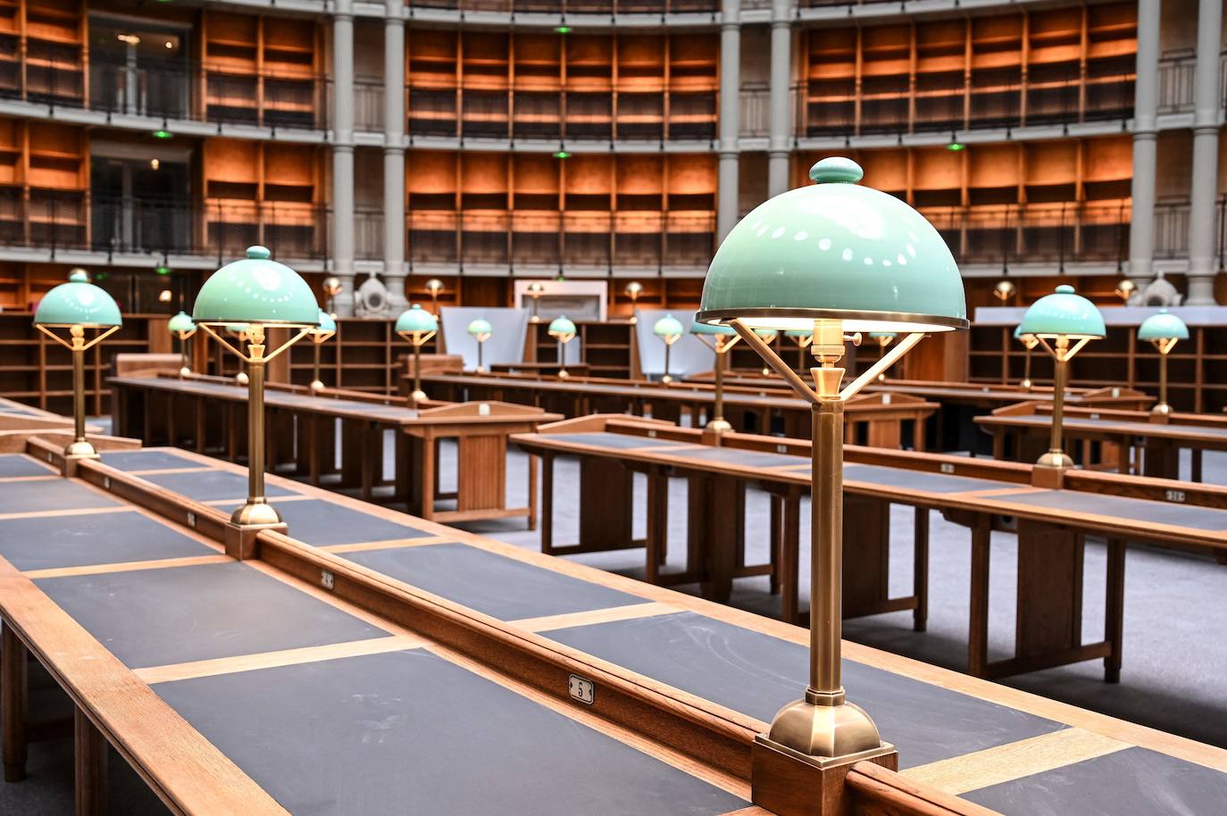 La espectacular Biblioteca Nacional de Francia es una de las más antiguas del mundo. Es heredera de las colecciones reales desde finales de la Edad Media y constituye una de las fundaciones culturales con más historia del país. Su sede desde 1996 es François Mitterrand, en el XIII distrito de París, localizado en la orilla sur del río Sena y con una arquitectura impresionante en la que alberga miles de libros. 