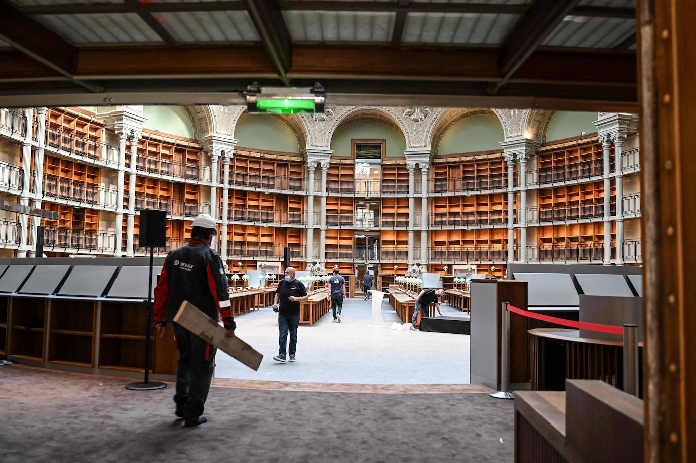 La espectacular Biblioteca Nacional de Francia es una de las más antiguas del mundo. Es heredera de las colecciones reales desde finales de la Edad Media y constituye una de las fundaciones culturales con más historia del país. Su sede desde 1996 es François Mitterrand, en el XIII distrito de París, localizado en la orilla sur del río Sena y con una arquitectura impresionante en la que alberga miles de libros. 