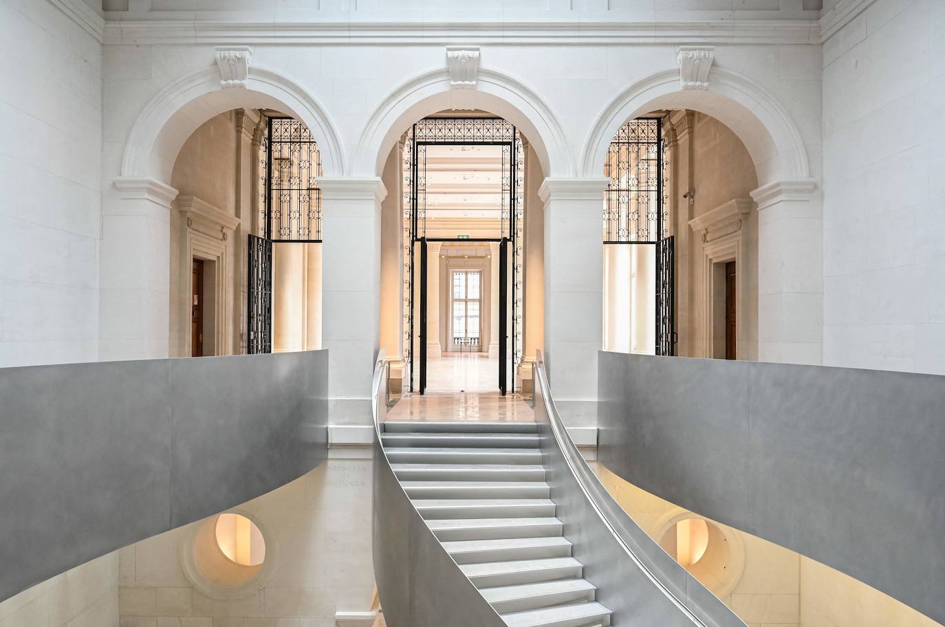 La espectacular Biblioteca Nacional de Francia es una de las más antiguas del mundo. Es heredera de las colecciones reales desde finales de la Edad Media y constituye una de las fundaciones culturales con más historia del país. Su sede desde 1996 es François Mitterrand, en el XIII distrito de París, localizado en la orilla sur del río Sena y con una arquitectura impresionante en la que alberga miles de libros. 