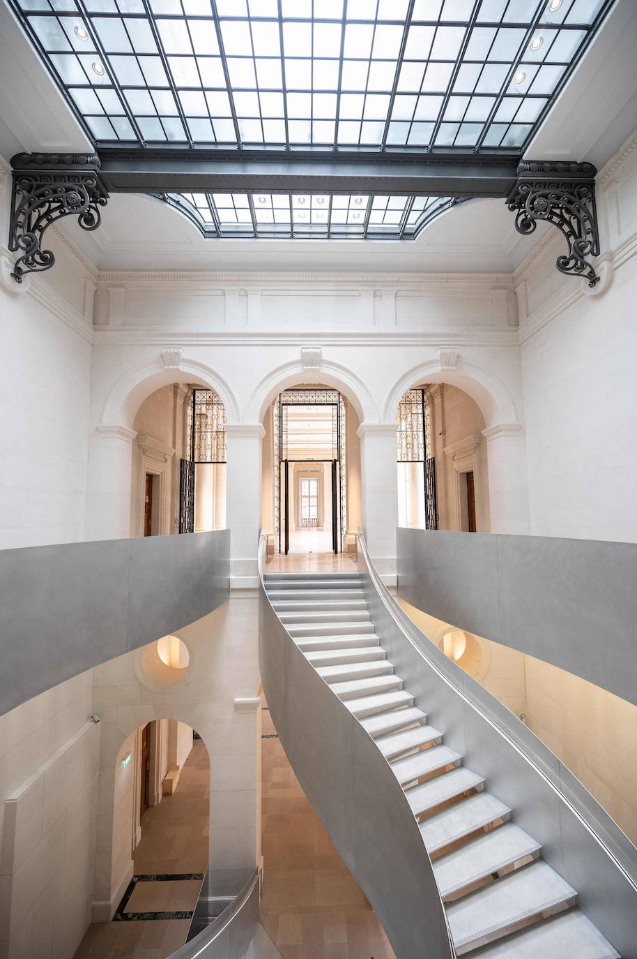 La espectacular Biblioteca Nacional de Francia es una de las más antiguas del mundo. Es heredera de las colecciones reales desde finales de la Edad Media y constituye una de las fundaciones culturales con más historia del país. Su sede desde 1996 es François Mitterrand, en el XIII distrito de París, localizado en la orilla sur del río Sena y con una arquitectura impresionante en la que alberga miles de libros. 