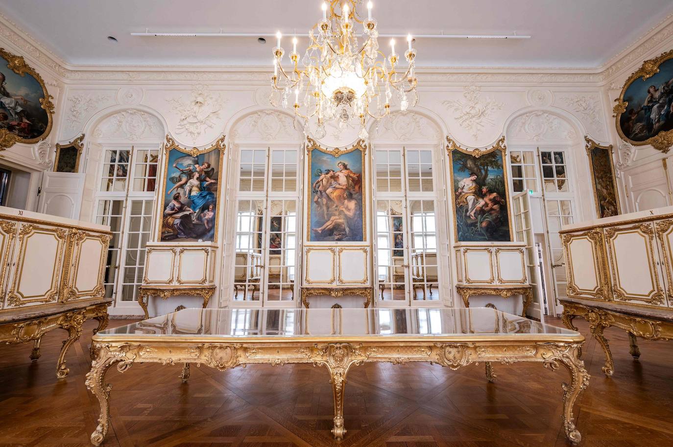 La espectacular Biblioteca Nacional de Francia es una de las más antiguas del mundo. Es heredera de las colecciones reales desde finales de la Edad Media y constituye una de las fundaciones culturales con más historia del país. Su sede desde 1996 es François Mitterrand, en el XIII distrito de París, localizado en la orilla sur del río Sena y con una arquitectura impresionante en la que alberga miles de libros. 