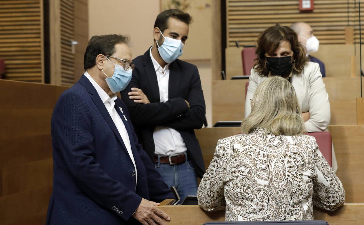 El conseller de Hacienda, Vicent Soler, junto a miembros del grupo socialista, esta mañana 