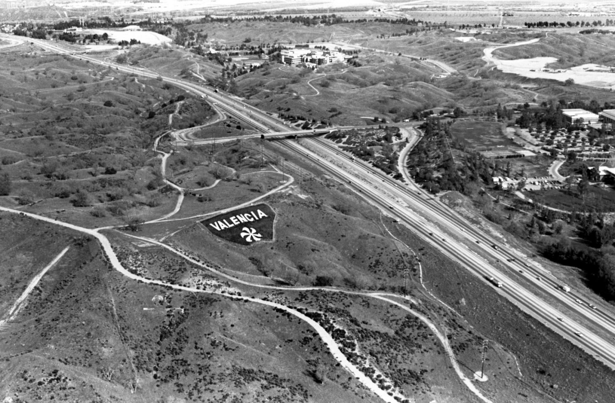 p Urbanización Una autopista cruza por los terrenos de la Valencia de California. 