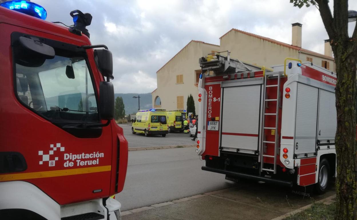 Varios vehículos de los bomberos y ambulancias en el lugar donde ocurrió el accidente. 