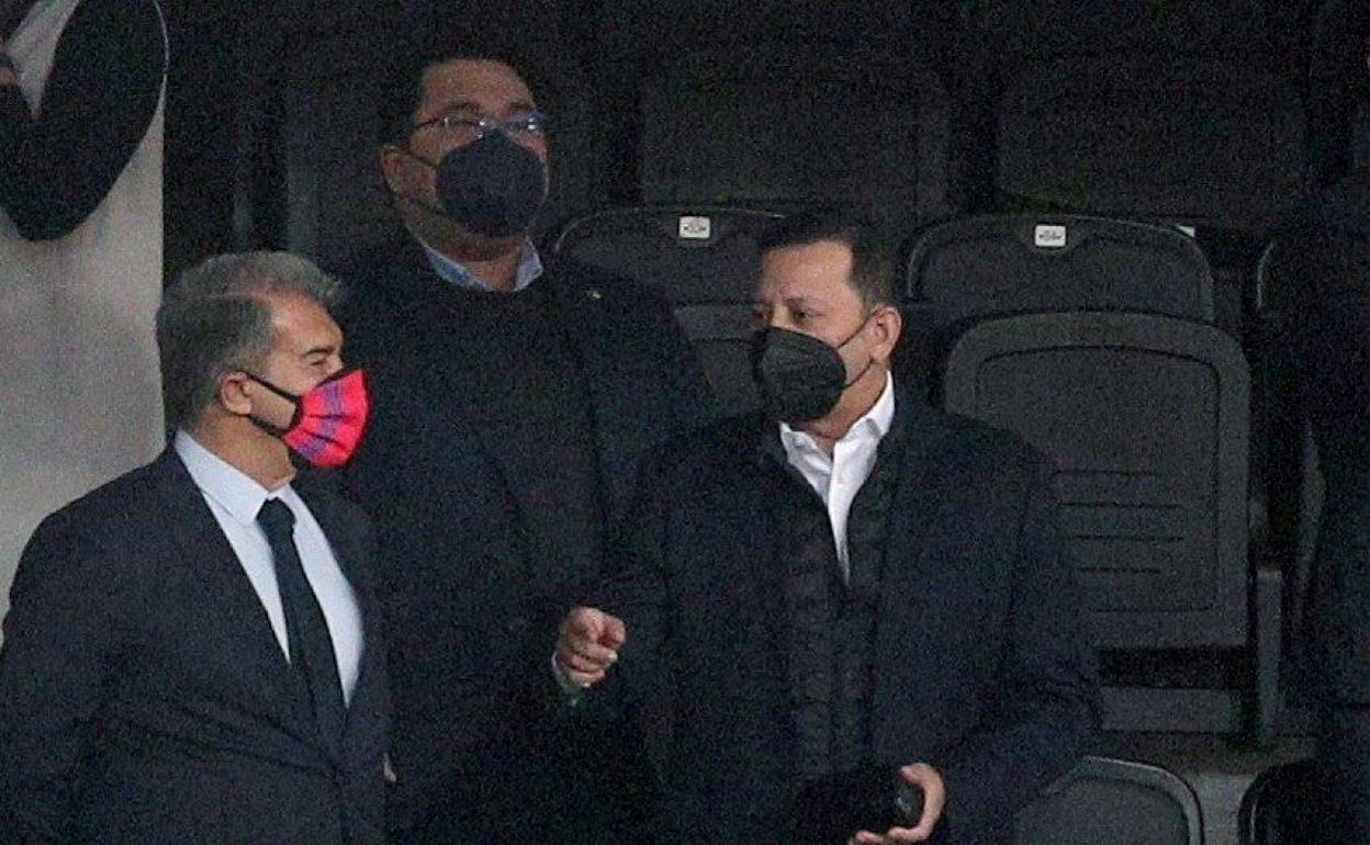 Laporta y Murthy, en el palco de Mestalla.