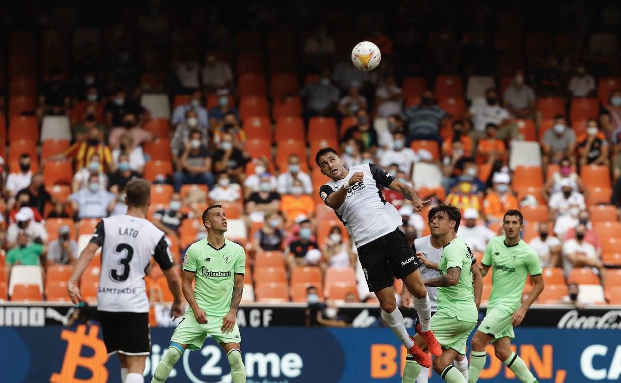 Un lance del partido entre el Valencia y el Athletic en Mestalla. 